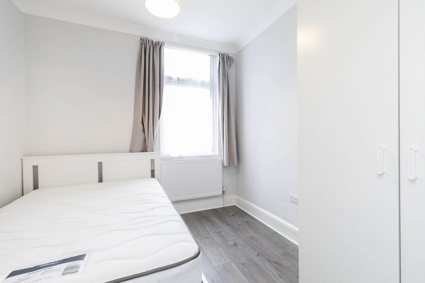 			5 Bedroom, 1 bath, 1 reception House			 Burnley Road, DOLLIS HILL